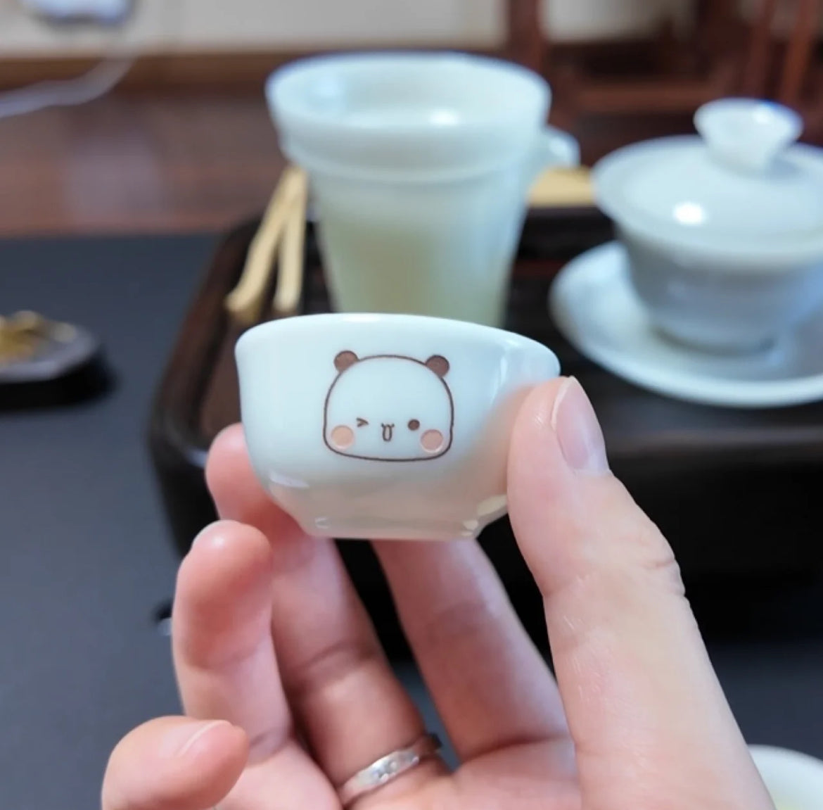 20ml Bubu & Dudu Mini Ceramic Tumbler Cup 20ml
一二布布小茶杯不倒杯白瓷手工雕刻图案