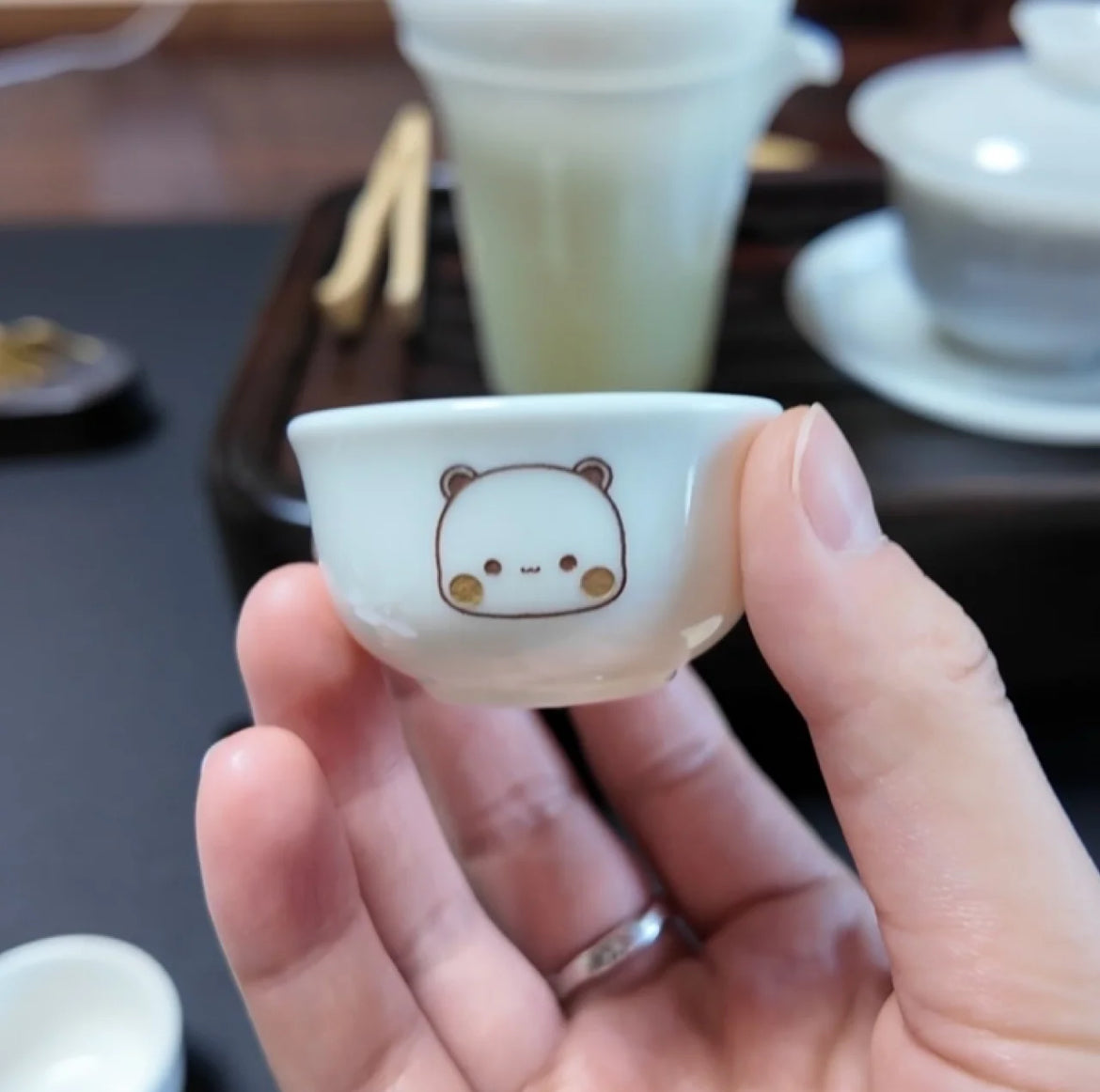 20ml Bubu & Dudu Mini Ceramic Tumbler Cup 20ml
一二布布小茶杯不倒杯白瓷手工雕刻图案